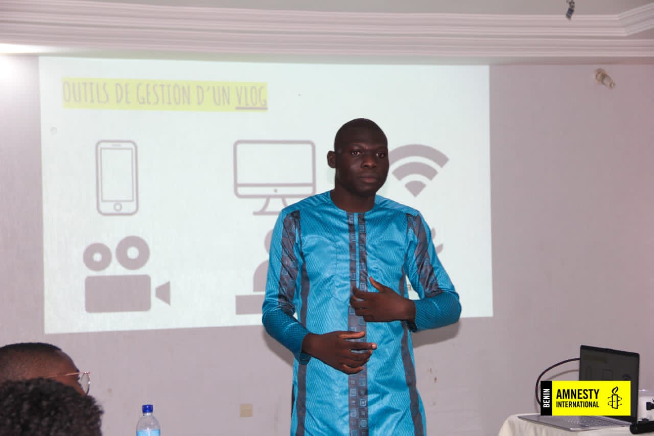 Écrire et Vloguer pour les droits humains sur le web – Amnesty International